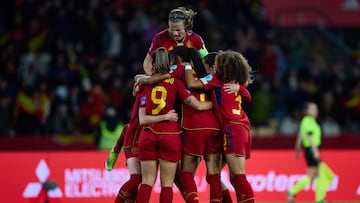 Las jugadoras de la Selecci¨®n espa?ola celebran un gol en la Nations League disputada en La Cartuja.