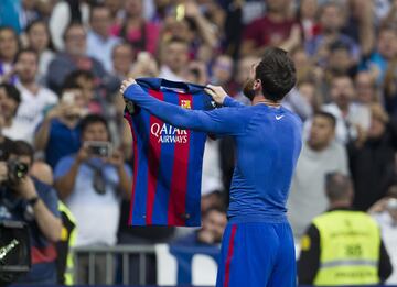 Messi marca en el 92 y el Barcelona ganó 2-3 en el Bernabéu. El argentino celebró el gol dedicando su camiseta a la afición merengue.