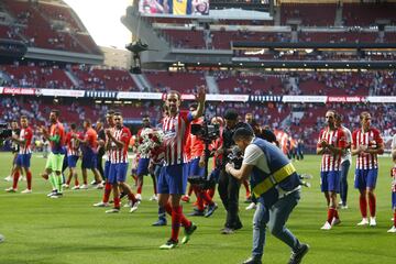 Godín recibió el homenaje de su hinchada. Le pasó el brazalete a Koke y Luiz Pereira le dio una placa con sus partidos de rojiblanco.