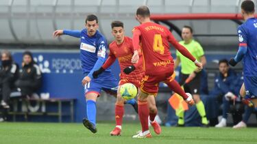Petrovic se dispone a realizar un pase.