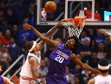 'Los Suns' y 'somos PHX' recuerdan la herencia latina de Arizona. Los tonos morados recuperan el color de la bandera de la ciudad y las referencias a la constelación del Fénix y el propio sol terminan de unir los nombres de la ciudad y el equipo con sus raíces.