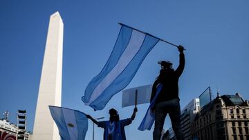 AME4627. BUENOS AIRES (ARGENTINA), 13/09/2020.- Cientos de personas protestan contra el gobierno de Alberto Fernández, este domingo, frente al Obelisco de la Ciudad de Buenos Aires (Argentina). Argentina vivió este domingo una nueva jornada de manifestaciones en varios lugares del país, donde centenares de ciudadanos protestaron contra las recientes decisiones del Gobierno de Alberto Fernández. La quita de fondos a la ciudad de Buenos Aires -de Gobierno opositor- para transferírselos a la provincia de Buenos Aires -cuyo Ejecutivo es oficialista-, así como la reforma judicial que pretende llevar adelante Fernández y la prolongación de las restricciones de movilidad por la pandemia del coronavirus, que están a punto de cumplir seis meses, fueron las consignas principales de los manifestantes. EFE/Juan Ignacio Roncoroni
