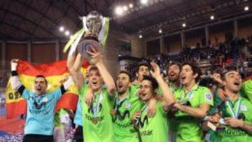 Los jugadores del Inter Movistar posan con el trofeo de campe&oacute;n de la Copa de Espa&ntilde;a.