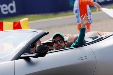 Fernando Alonso de Aston Martin durante el desfile de pilotos antes de la carrera.