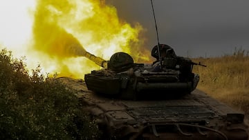 Ukrainian servicemen fire toward Russian troops with a tank at a position in Donetsk region, as Russia's attack on Ukraine continues, Ukraine August 12, 2022. REUTERS/Stringer