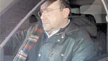 <b>FULMINADO.</b> Paco Flores abandonó ayer el club con la tristeza refl ejada en su rostro.