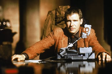 El mismo a?o de 'E.T.', 'Blade Runner' solo estuvo nominada a Mejor direccin artstica y Mejores efectos visuales. Pero la pelcula de Ridley Scott es una de las 3 mejores de ciencia ficcin de la historia y, en nuestra opinin, mereca ms. Es un fantstico noir que retrat un futuro distpico cercano de una manera tan singular que creo un estilo mil veces imitado y una profundidad pocas veces vista en una cinta de este tipo.