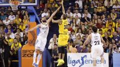 El Real Madrid más terrenal se pone líder en solitario