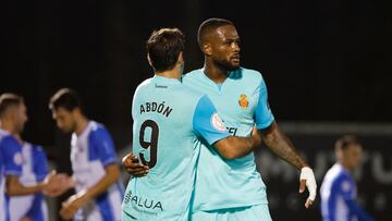 BOIRO (GALICIA), 01/11/2023.- El delantero Abdón Prats (i) del Mallorca celebra su gol este miércoles, durante un partido de Copa del Rey, entre el Boiro y el Mallorca, en el campo municipal de Barraña, en Boiro (Galicia). EFE/ Lavandeira Jr
