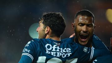 Sergio Hernandez celebrates his goal 1-0 with Salomon Rondon of Pachuca during the 10th round match between Pachuca and Cruz Azul as part of the Liga BBVA MX, Torneo Apertura 2024 at Hidalgo Stadium on September 28, 2024 in Pachuca, Hidalgo, Mexico.