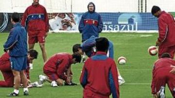 <b>SERIO.</b> Clemente trabajó con sus hombres bajo la lluvia. Minutos después se encaró con la prensa.