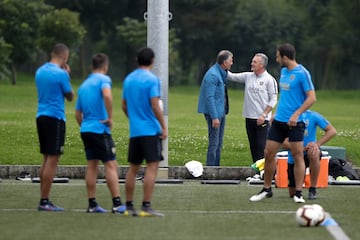 Carlos Quieroz se reune con Gustavo Alfaro en el entrenamiento de Boca Juniors en la ciudad de Bogotá