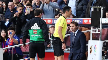 Sánchez Martínez examina una jugada.