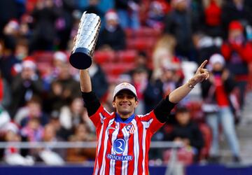 Felicidad absoluta de Jorge Martín en el Metropolitano, con la camiseta del Atleti levanta en el césped el título de MotoGP.