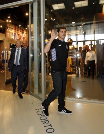 Poco antes de las 11:00 horas empezó la visita al museo del club, donde conoció de primera mano la historia del Oporto. Casillas estuvo acompañado por Pinto da Costa, presidente de los dragoes.