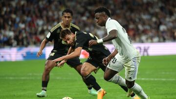 Kevin Vázquez se mide con Vinícius Júnior durante el partido disputado por el Real Mardi y el Celta en el Santiago Bernabéu.