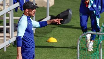 El entrenador del Atlético de Madrid, Diego Simeone, durante el entrenamiento realizado este miércoles en la Ciudad Deportiva de Majadahonda.