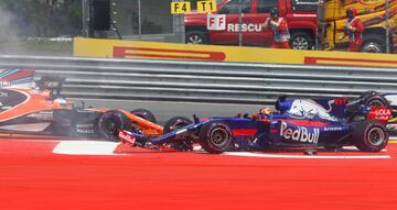 El asturiano tuvo que abandonar al principio de la carrera tras haber sido golpeado por Kvyat. A consecuencia del golpe el asturiano se llevó por delante el monoplaza del neerlandés Max Verstappen. Sólo el ruso pudo continuar aunque tuvo muchos problemas en la carrera.