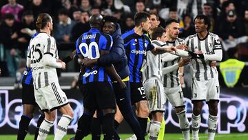 Soccer Football - Coppa Italia - Semi Final - First Leg - Juventus v Inter Milan - Allianz Stadium, Turin, Italy - April 4, 2023  Inter Milan's Romelu Lukaku clashes with Juventus' Juan Cuadrado as Inter Milan's Andre Onana intervenes REUTERS/Massimo Pinca