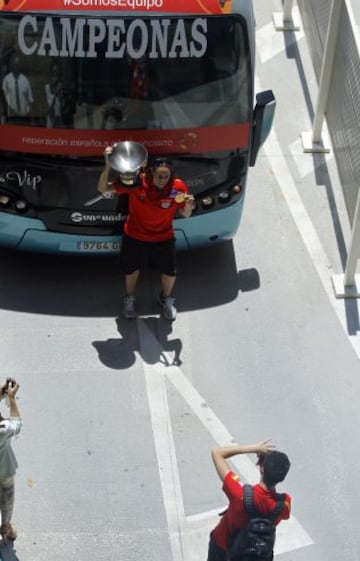 Amaya Valdemoro aprovecha para hacerse una fotografía.