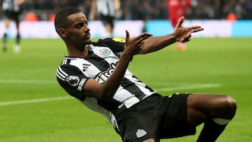 Isak celebra su gol ante el Liverpool.