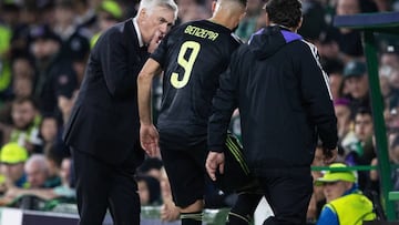 GLASGOW, SCOTLAND - SEPTEMBER 06: Real Madrid Manager Carlo Ancelotti and the injured Karim Benzema during a UEFA Champions League match between Celtic and Real Madrid at Celtic Park, on September 06, 2022, in Glasgow, Scotland.  (Photo by Craig Williamson/SNS Group via Getty Images)
