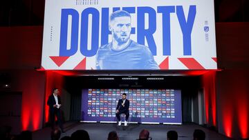 Matt Doherty hablando ante los medios de comunicación durante su presentación como nuevo jugador del Atlético de Madrid.