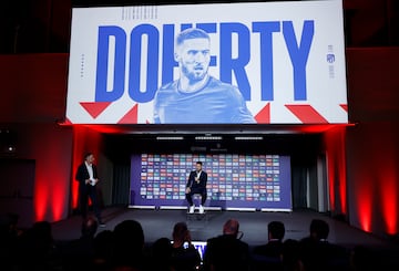 Matt Doherty hablando ante los medios de comunicación durante su presentación como nuevo jugador del Atlético de Madrid.