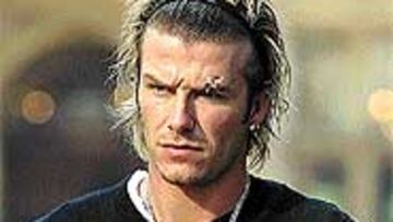 <b>LA PRUEBA DEL DELITO</B>. Al día siguiente del incidente con Ferguson, Beckham salió a la calle con un nuevo peinado (dicen que inspirado por Victoria Adams) que dejaba ver los puntos en su ceja izquierda, donde había recibido el impacto de la bota. La calavera de su camiseta tampoco parecía casual.