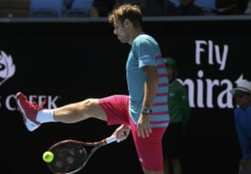 Stan Wawrinka devuelve un punto entre sus piernas en el partido ante Steve Johnson.