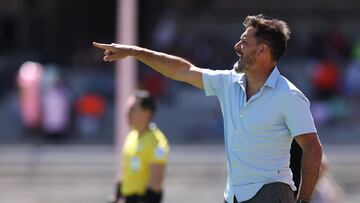 MEX8166. CIUDAD DE MÉXICO (MÉXICO), 11/02/2024.- El entrenador de Pumas Gustavo Lema dirige ante Puebla hoy, durante un partido correspondiente a la jornada 6 del torneo clausura 2024 de la Liga MX, en el estadio Olímpico Universitario de la Ciudad de México (México). EFE/ Alex Cruz
