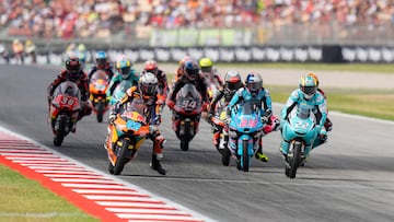 Almansa (22) y Rueda (99) tirando del pelotón de Moto3.