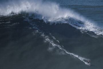 Un surfista surfea una ola gigante a punto de romper en Praia do Norte, Nazaré (Portugal) el 25 de febrero del 2022.