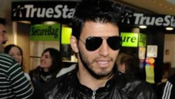 <b>VUELVE. </b>Agüero, ayer entrando en la terminal de Ezeiza.