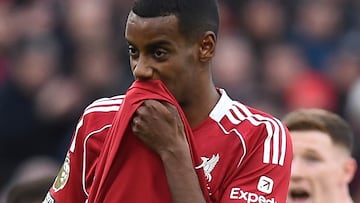 LIVERPOOL (United Kingdom), 22/11/2025.- Liverpool's Liverpool's Alexander Isak reacts reacts during the English Premier League match between Liverpool and Nottingham Forest in Liverpool, Britain, 22 November 2025. (Reino Unido) EFE/EPA/PETER POWELL EDITORIAL USE ONLY. No use with unauthorized audio, video, data, fixture lists, club/league logos, 'live' services or NFTs. Online in-match use limited to 120 images, no video emulation. No use in betting, games or single club/league/player publications.