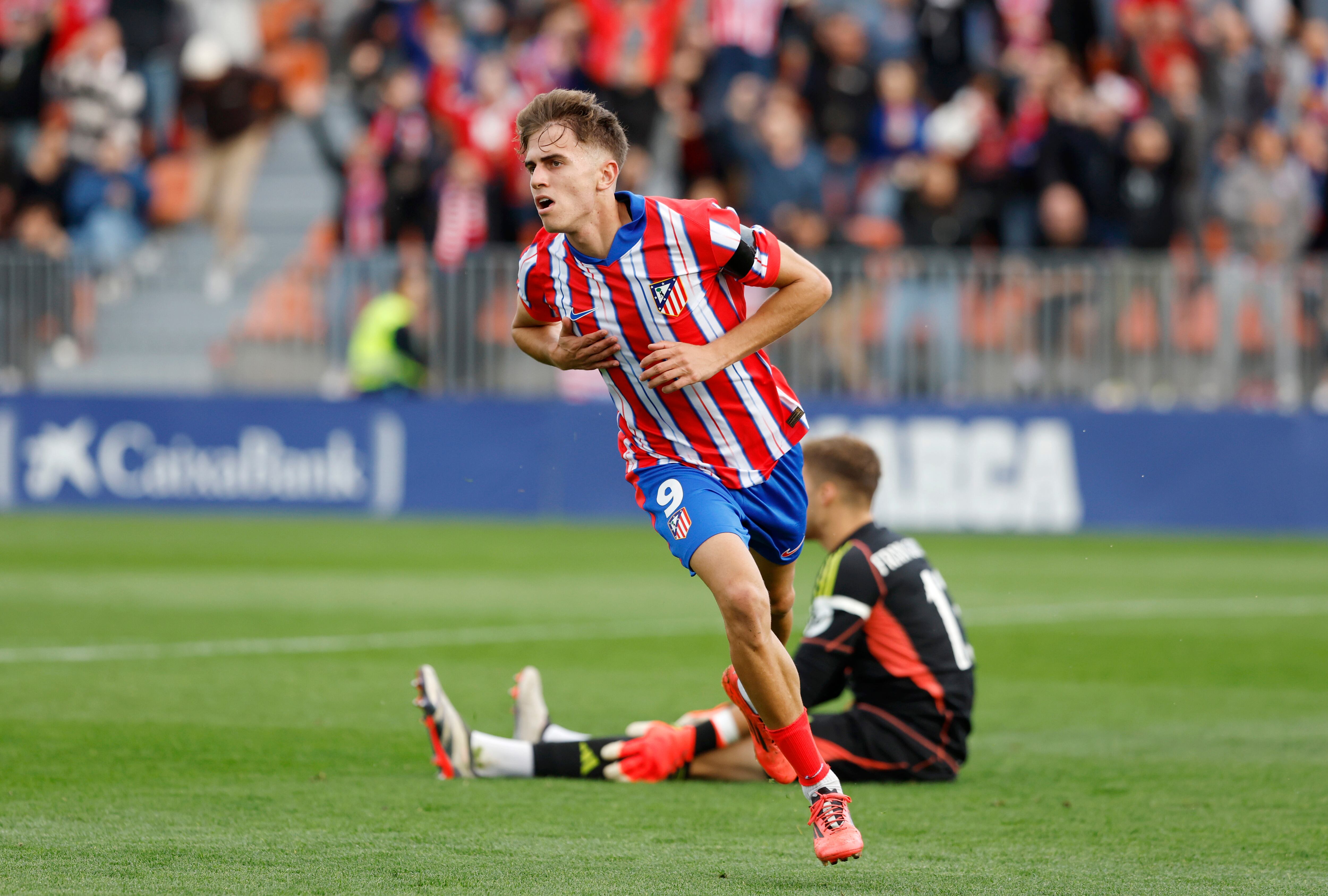 Adrien celebra su gol ante Nino Castilla.