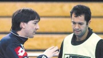 <b>EQUIPO REVELACIÓN. </b>Imanol Arregui, técnico del MRA , junto a Dé.