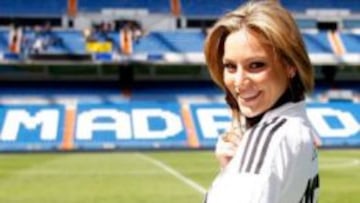 Edurne, en el Bernab&eacute;u con la camiseta del Madrid.