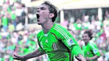 <b>A LA ESPERA. </b>El Deportivo pretende traspasar esta semana a Omar Bravo y conseguir liquidez económica.