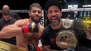 Salah Hamli posa con el cheque y uno de sus entrenadores, Jorge Climent.