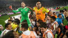 Colombia&#039;s Radamel Falcao (R) and David Ospina celebrate with teammates at the end of their 2018 World Cup qualifier football match against Peru in Lima, on October 10, 2017. / AFP PHOTO / Ernesto BENAVIDES