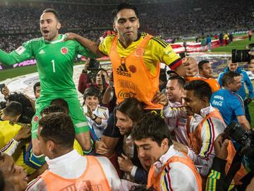 Colombia&#039;s Radamel Falcao (R) and David Ospina celebrate with teammates at the end of their 2018 World Cup qualifier football match against Peru in Lima, on October 10, 2017. / AFP PHOTO / Ernesto BENAVIDES