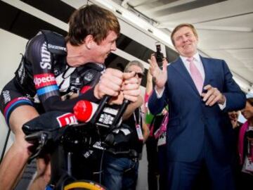 El rey Guillermo Alejandro de Holanda conversa con un ciclista del equipo Giant Alpecin antes de la primera etapa del Giro de Italia, en Apeldoorn, Holanda.