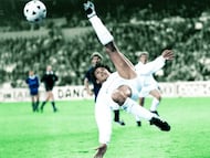 El mexicano, 5 veces premio Pichichi, anotó más de 500 goles en su carrera profesional. En España jugó en el Atlético de Madrid, Real Madrid y Rayo Vallecano. En la imagen rematando de chilena.