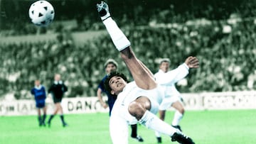 El mexicano, 5 veces premio Pichichi, anotó más de 500 goles en su carrera profesional. En España jugó en el Atlético de Madrid, Real Madrid y Rayo Vallecano. En la imagen rematando de chilena.