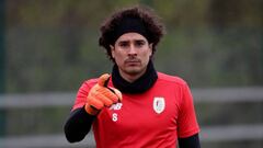 DT del Standard cuenta con Memo Ochoa para toda la temporada