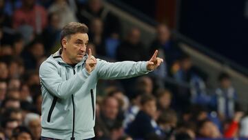 El técnico portugués del Celta, Carlos Carvalhal, da instrucciones a sus jugadores durante el encuentro ante el Espanyol