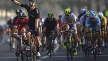 El ciclista irland&eacute;s Sam Bennet, del equipo Bora-Argon, celebra su victoria tras la sexta y &uacute;ltima etapa de la Vuelta a Qatar, disputada entre Sealine Beach Resort y Doha, de 124,5 kil&oacute;metros de recorrido.