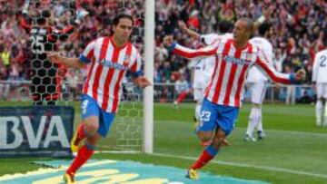 CELEBRACI&Oacute;N. Falcao celebra con Miranda el gol conseguido frente al Real Madrid.