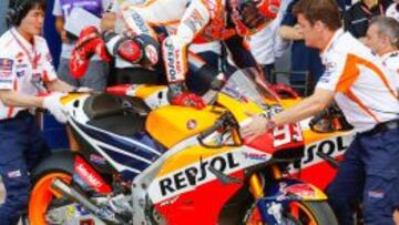 Volando de moto a moto. Márquez, en pleno cambio de moto en la carrera del domingo en el Circuito de Termas de Río Hondo.